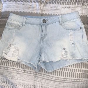 DONATING 4/30 🌸🌱 Vanilla Star Size 9 Jean shorts